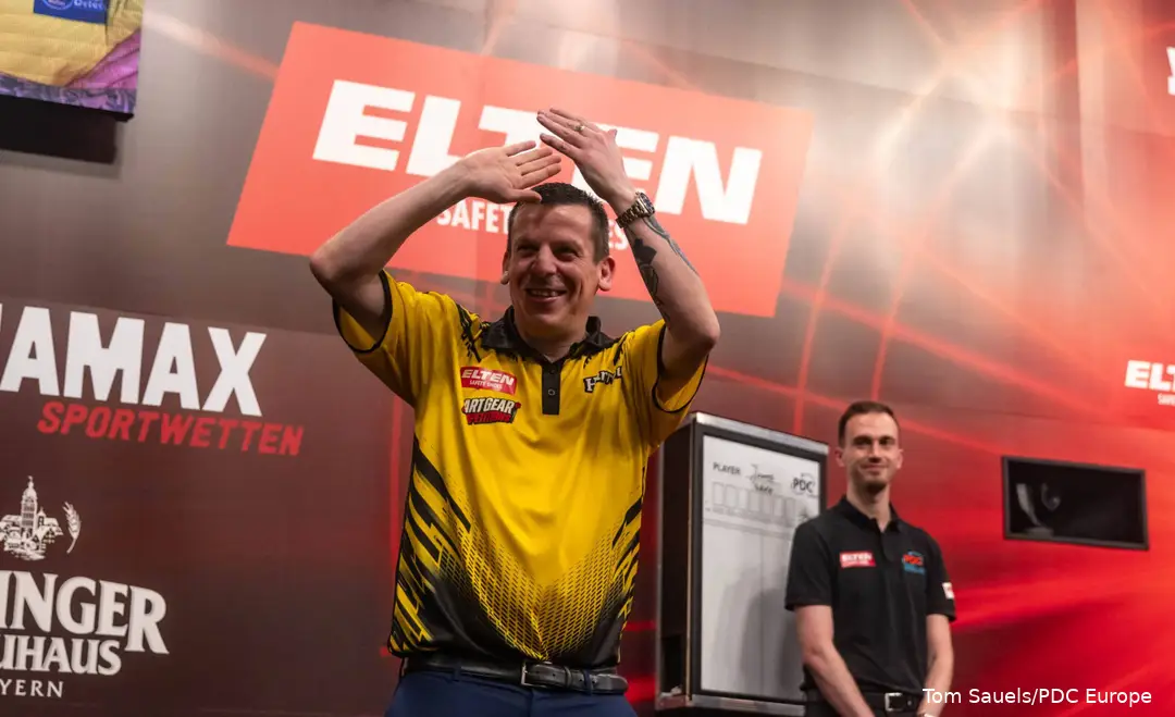 Dave Chisnall clapping