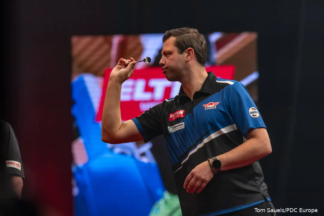 Maik Kuivenhoven throws dart.