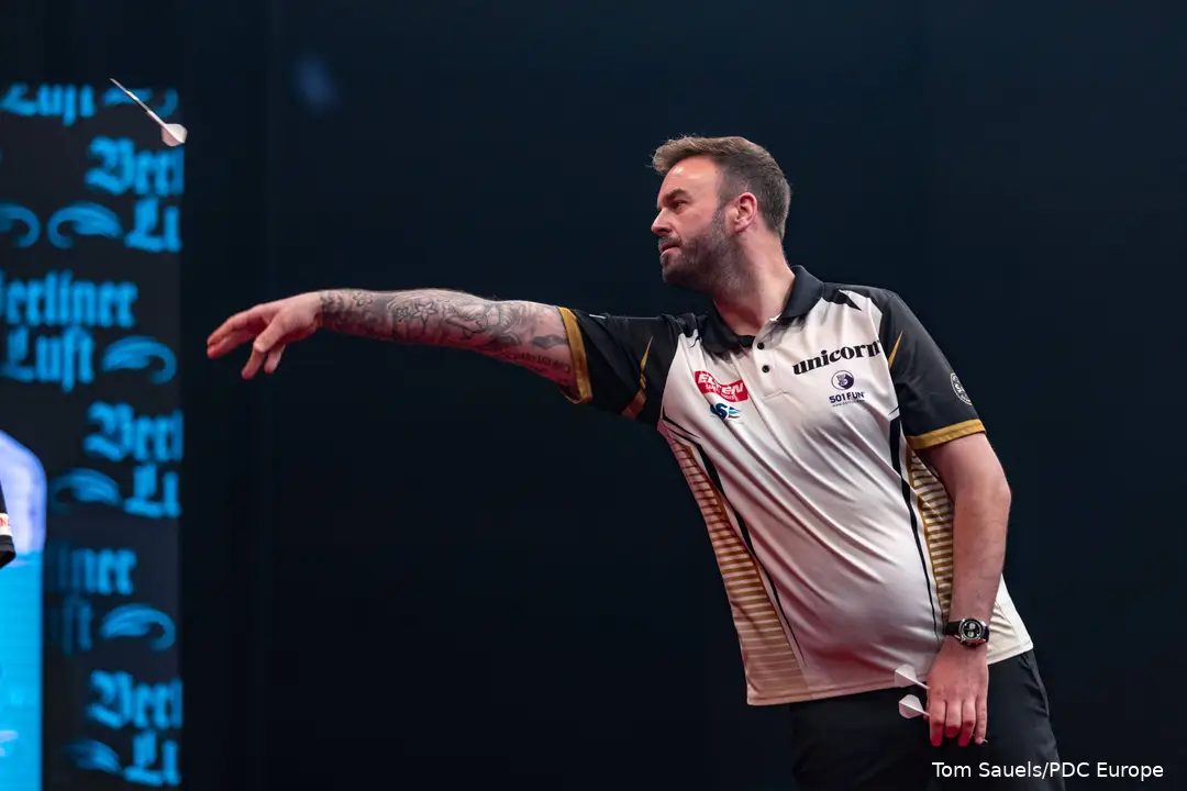 Ross Smith throwing the dart