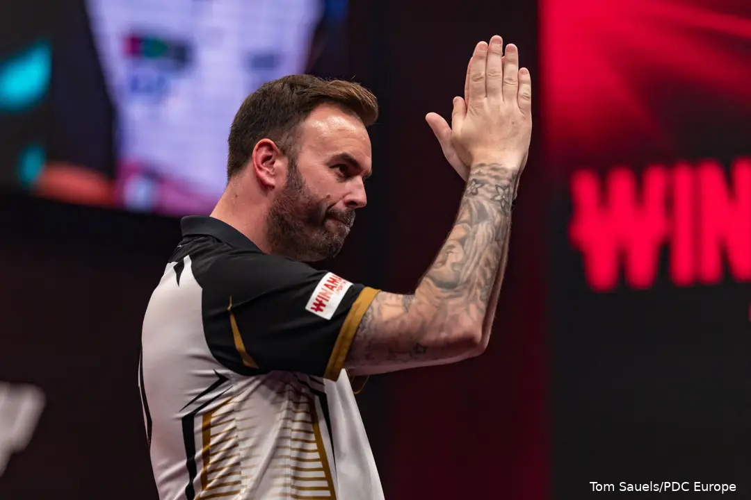 Ross Smith clapping