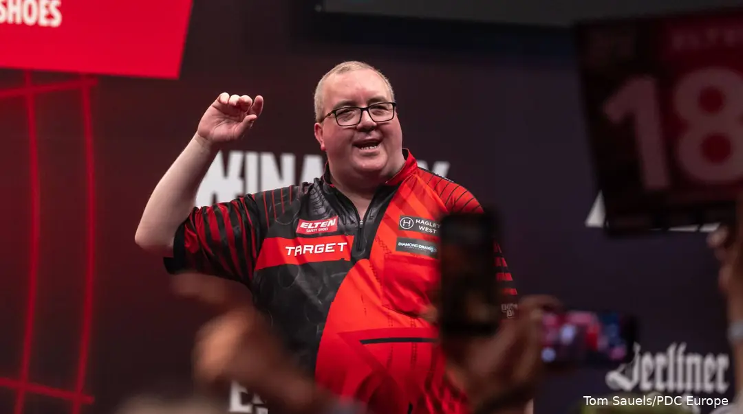 Stephen Bunting raising his arm on stage