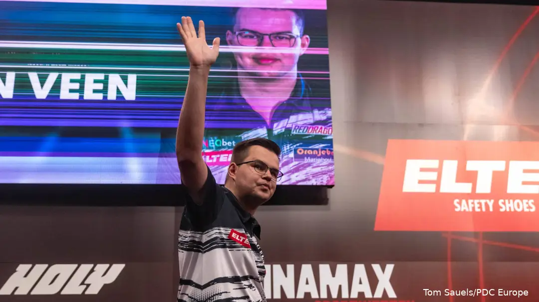 Gian van Veen winkt dem Publikum zu