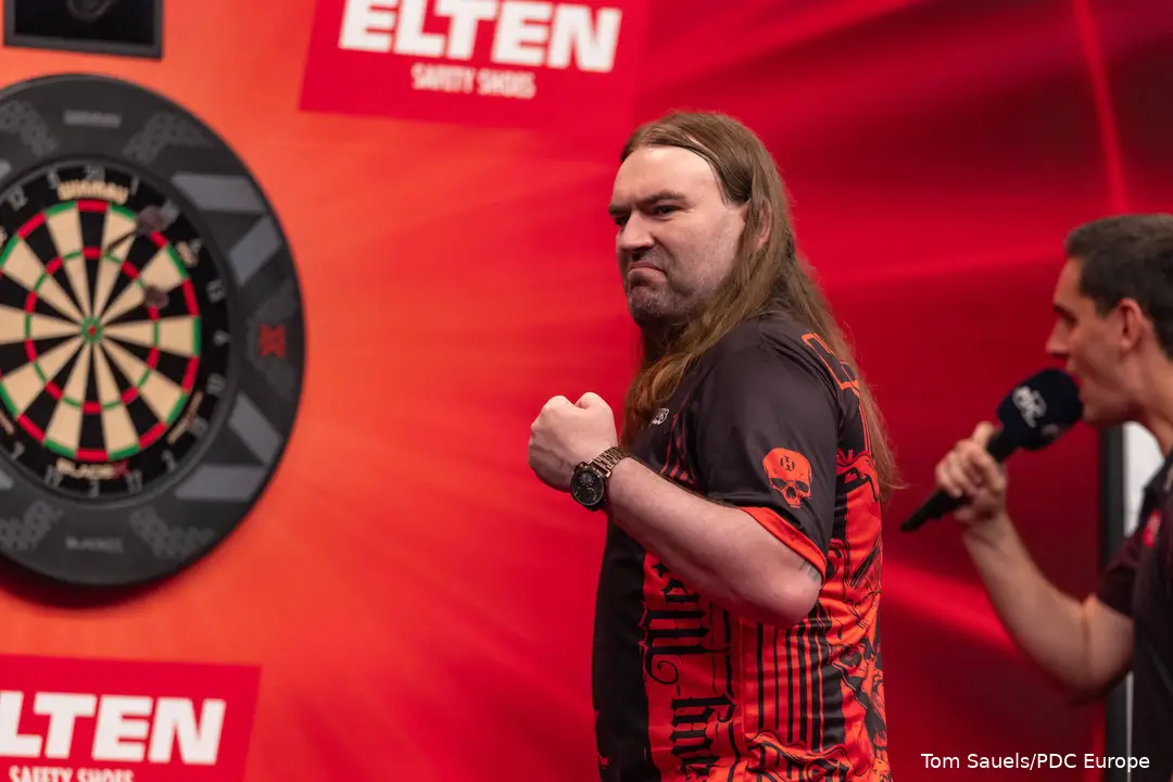 Ryan Searle jubelt nach einem Finish.