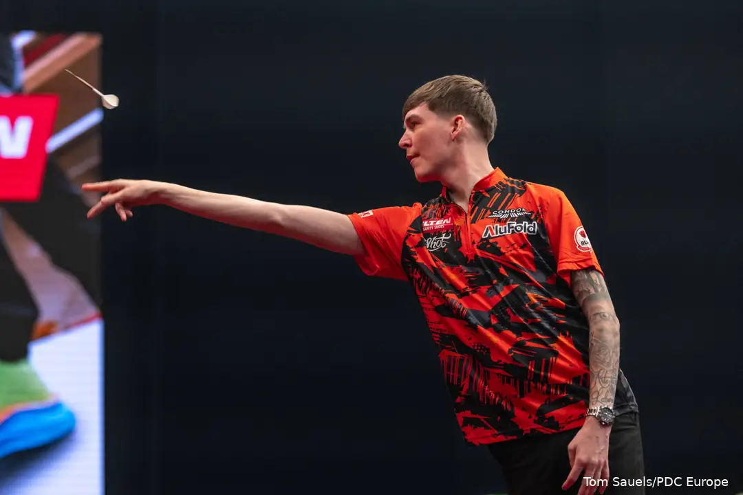 Bradley Brooks gooit een dartpijl