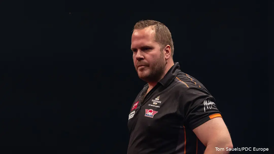 Dirk van Duijvenbode kijkt sip naar de zijkant