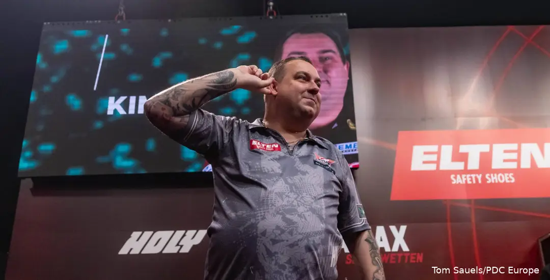 Kim Huybrechts maakt een gebaar naar het publiek