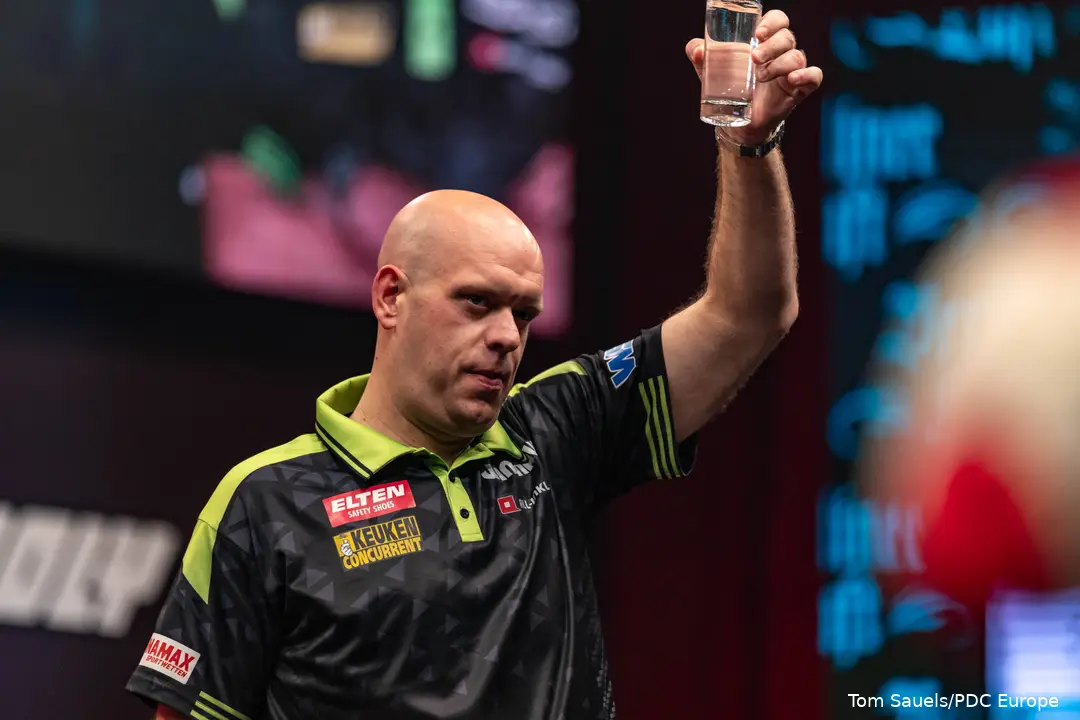 Michael van Gerwen groet het publiek