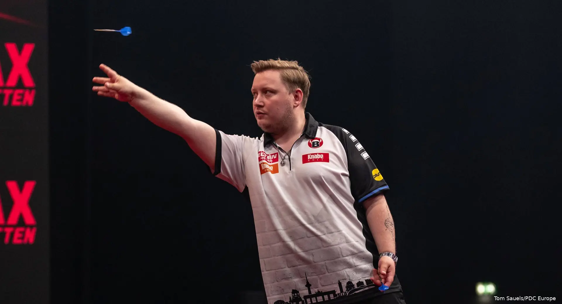 Martin Schindler wirft einen Dart in Richtung Board.