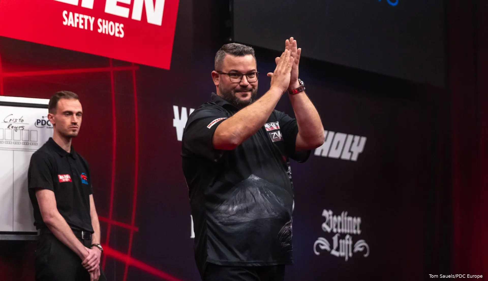 Cristo Reyes applaudisseert richting fans