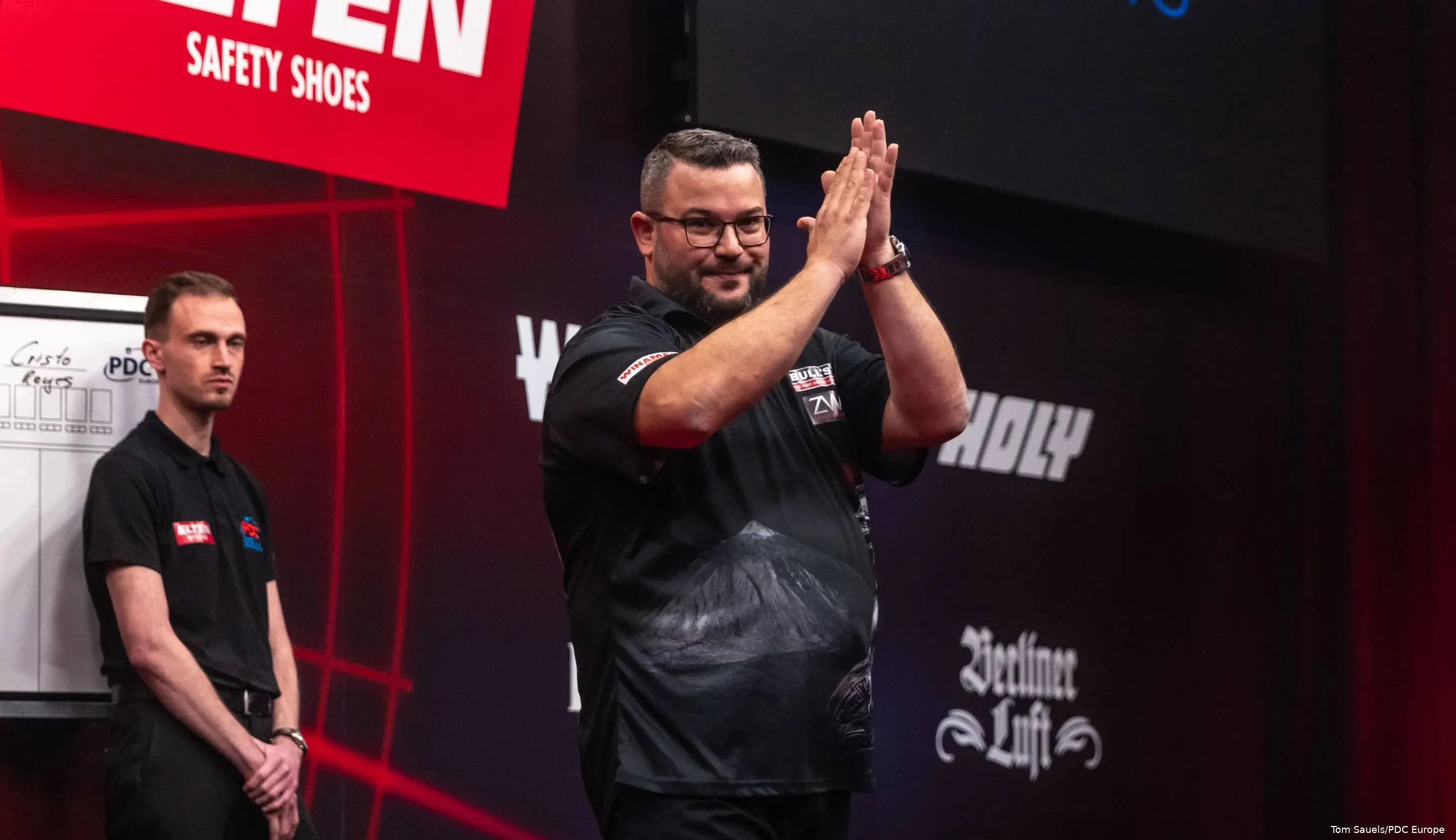 Cristo Reyes applaudisseert richting fans