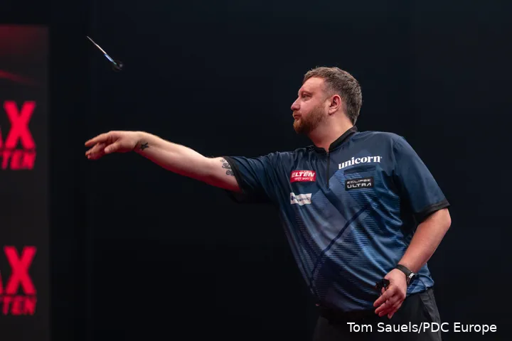 Cameron Menzies throwing the dart
