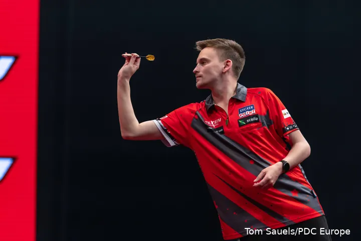 Ricardo Pietreczko throwing a dart