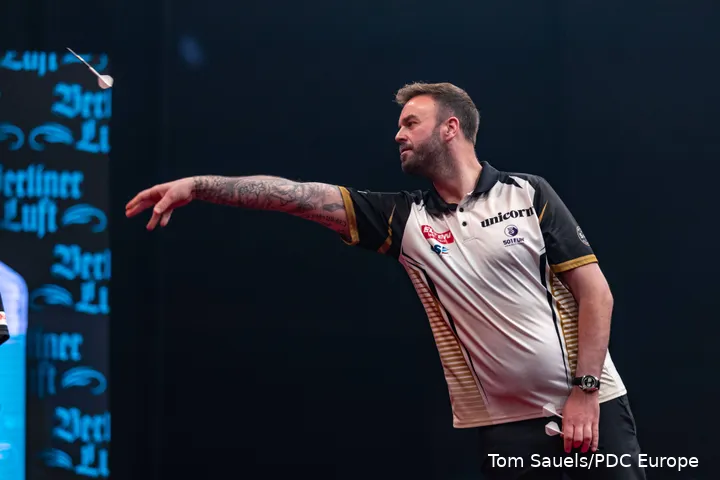 Ross Smith throwing the dart