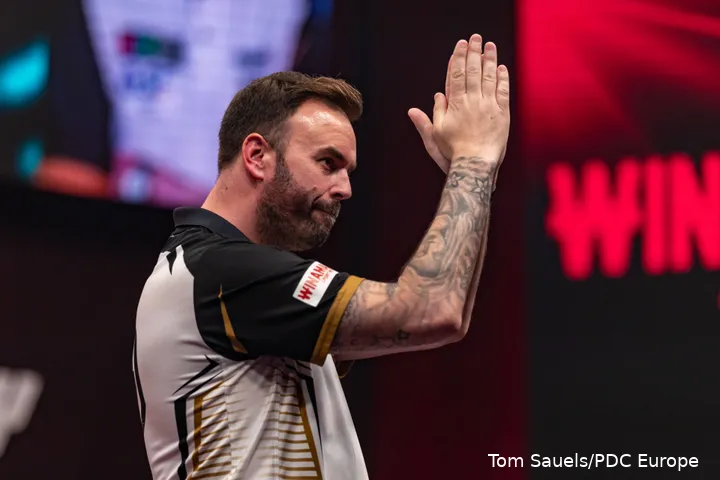 Ross Smith clapping
