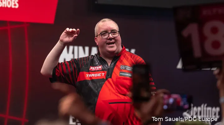 Stephen Bunting raising his arm on stage
