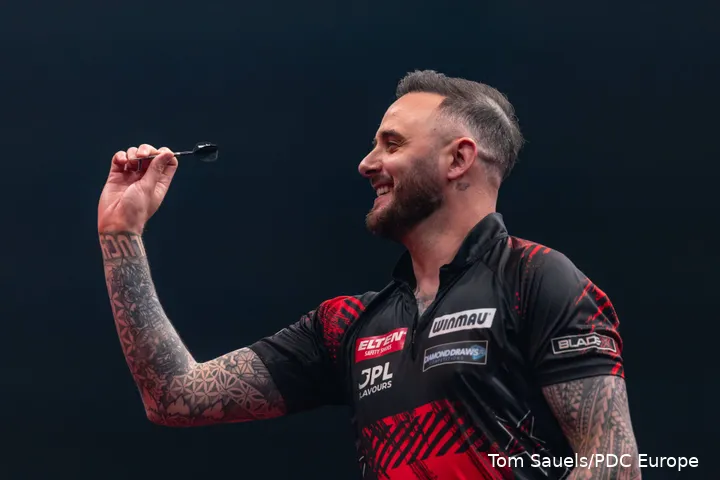 Joe Cullen wirft einen Dart.