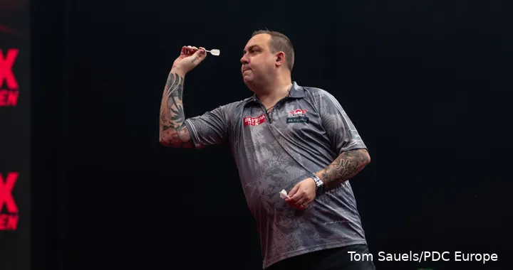 Kim Huybrechts feierte in Riesa einen hart erkämpften 6:5-Sieg gegen Chris Dobey und zog in den Finaltag ein