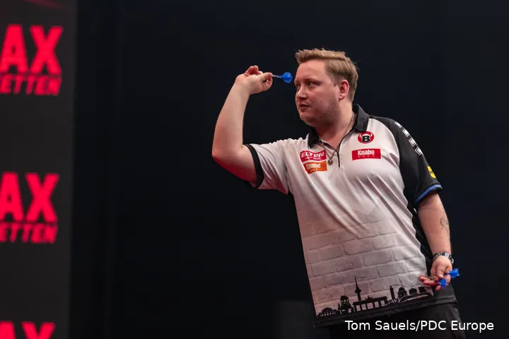 Martin Schindler nimmt das Dartboard ins Visier.