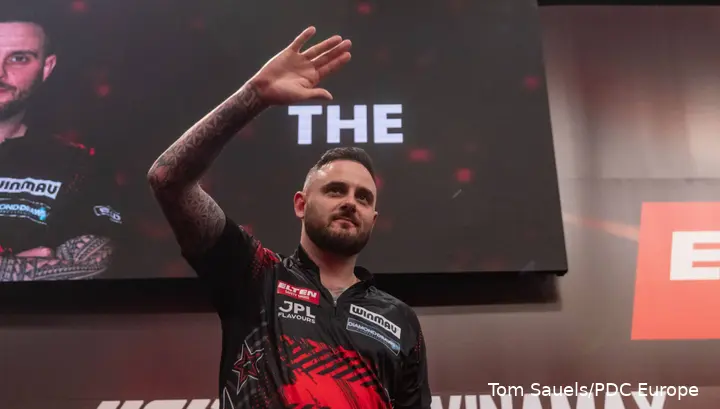 Joe Cullen winkt dem Publikum zu.