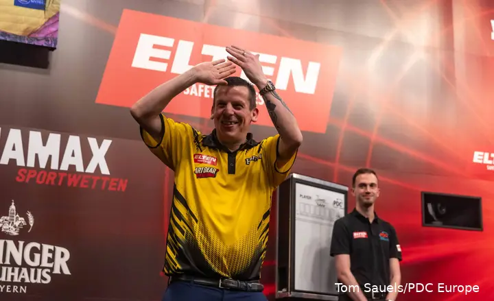 Dave Chisnall klatscht.
