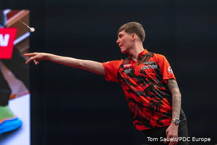 Bradley Brooks gooit een dartpijl