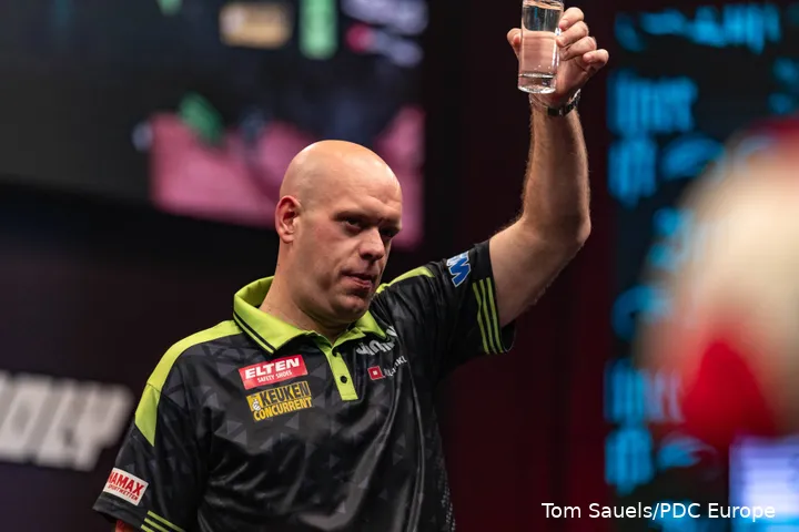 Michael van Gerwen groet het publiek