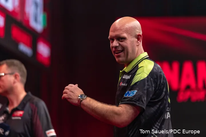 Michael van Gerwen lacht