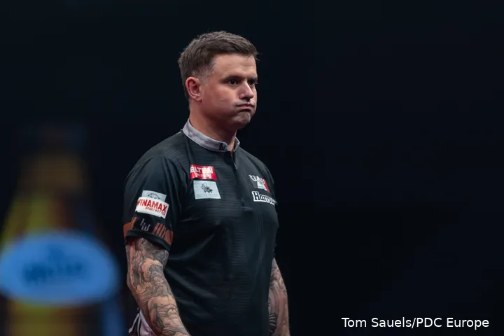 Luke Woodhouse blaast zijn wangen op.