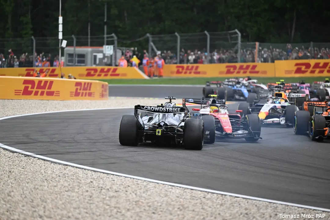 george-russell-mercedes-gp-belgie-2026-zondag-crash-dnf-lewis-hamilton-ferrari-11