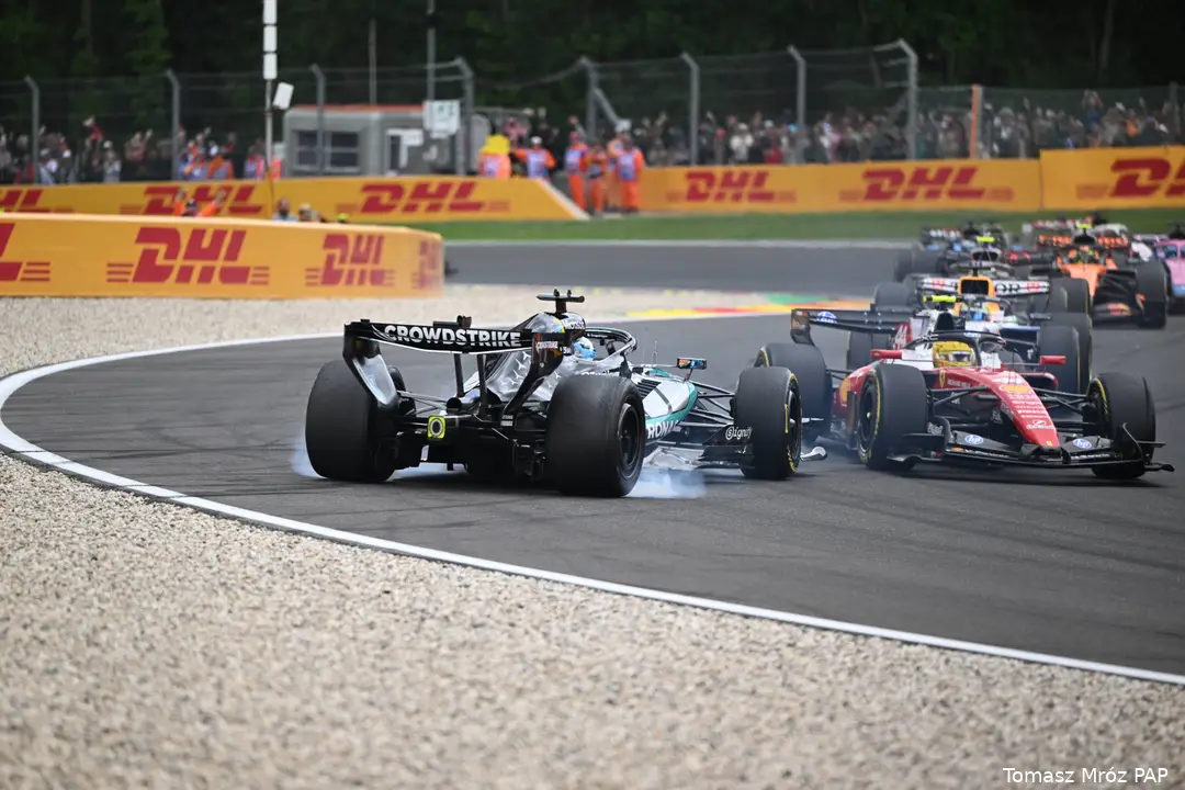 george-russell-mercedes-gp-belgie-2026-zondag-crash-dnf-lewis-hamilton-ferrari
