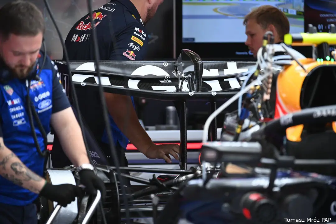 red-bull-racing-rb22-achtervleugel-belgië-12