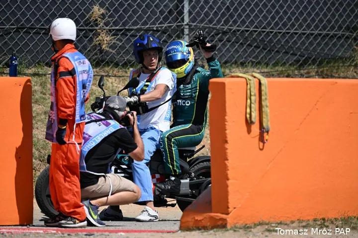 fernando-alonso-aston-martin-uitvalbeurt-barcelona-2026-13
