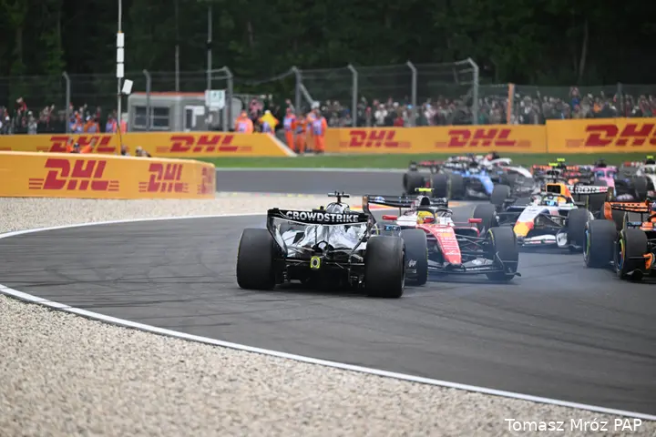 george-russell-mercedes-gp-belgie-2026-zondag-crash-dnf-lewis-hamilton-ferrari-11