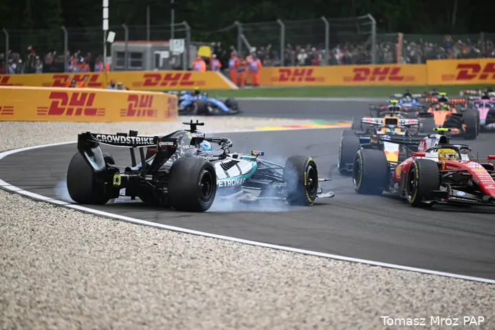 george-russell-mercedes-gp-belgie-2026-zondag-crash-dnf-lewis-hamilton-ferrari-3