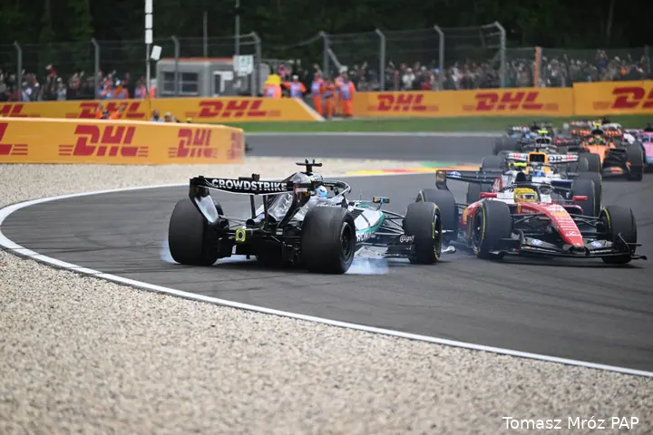 george-russell-mercedes-gp-belgie-2026-zondag-crash-dnf-lewis-hamilton-ferrari