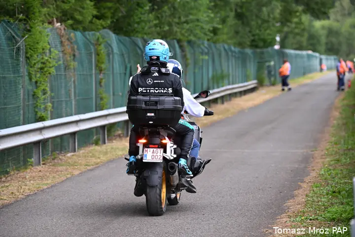 george-russell-mercedes-gp-belgie-2026-zondag-dnf-scooter-2