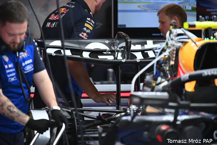 red-bull-racing-rb22-achtervleugel-belgië-12