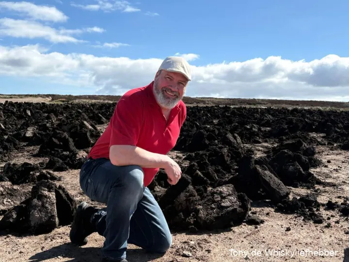 Tony van Rooijen op Orkney met turf