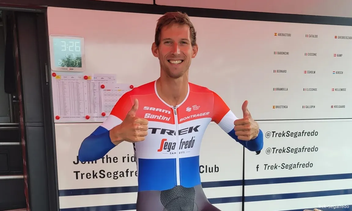 Mollema shows off in his red, white and blue jersey after his National Time Trial title last year.