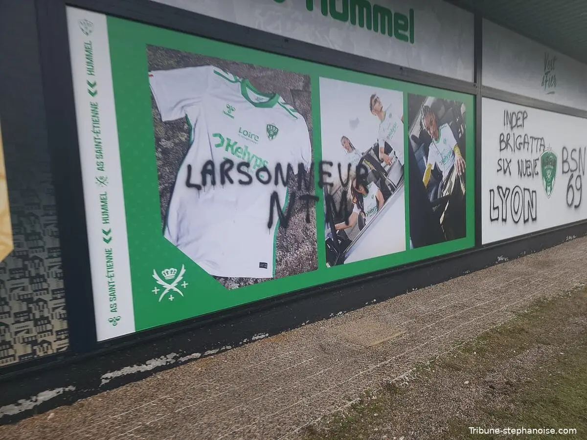 des supporters de l ol font encore scandale a saint etienne ghpn5wbwgaaiscr 387058