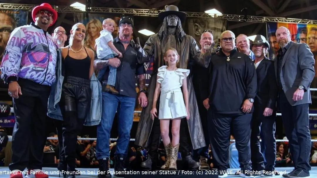 Undertaker mit Familie und Freunden bei der Präsentation seiner Statue / Foto: (c) 2022 WWE. All Rights Reserved.