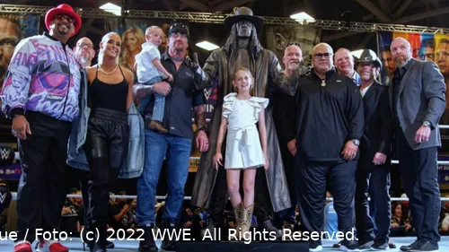 Undertaker mit Familie und Freunden bei der Präsentation seiner Statue / Foto: (c) 2022 WWE. All Rights Reserved.
