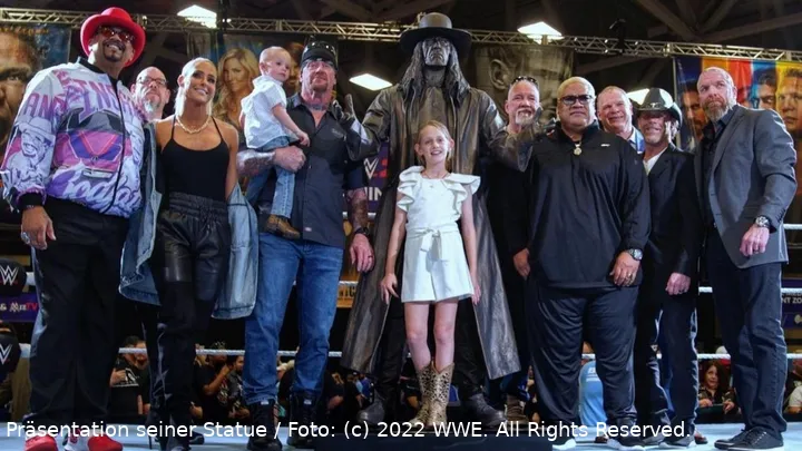 Undertaker mit Familie und Freunden bei der Präsentation seiner Statue / Foto: (c) 2022 WWE. All Rights Reserved.