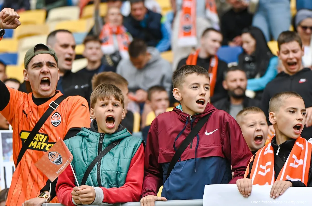 unge fodbold fans