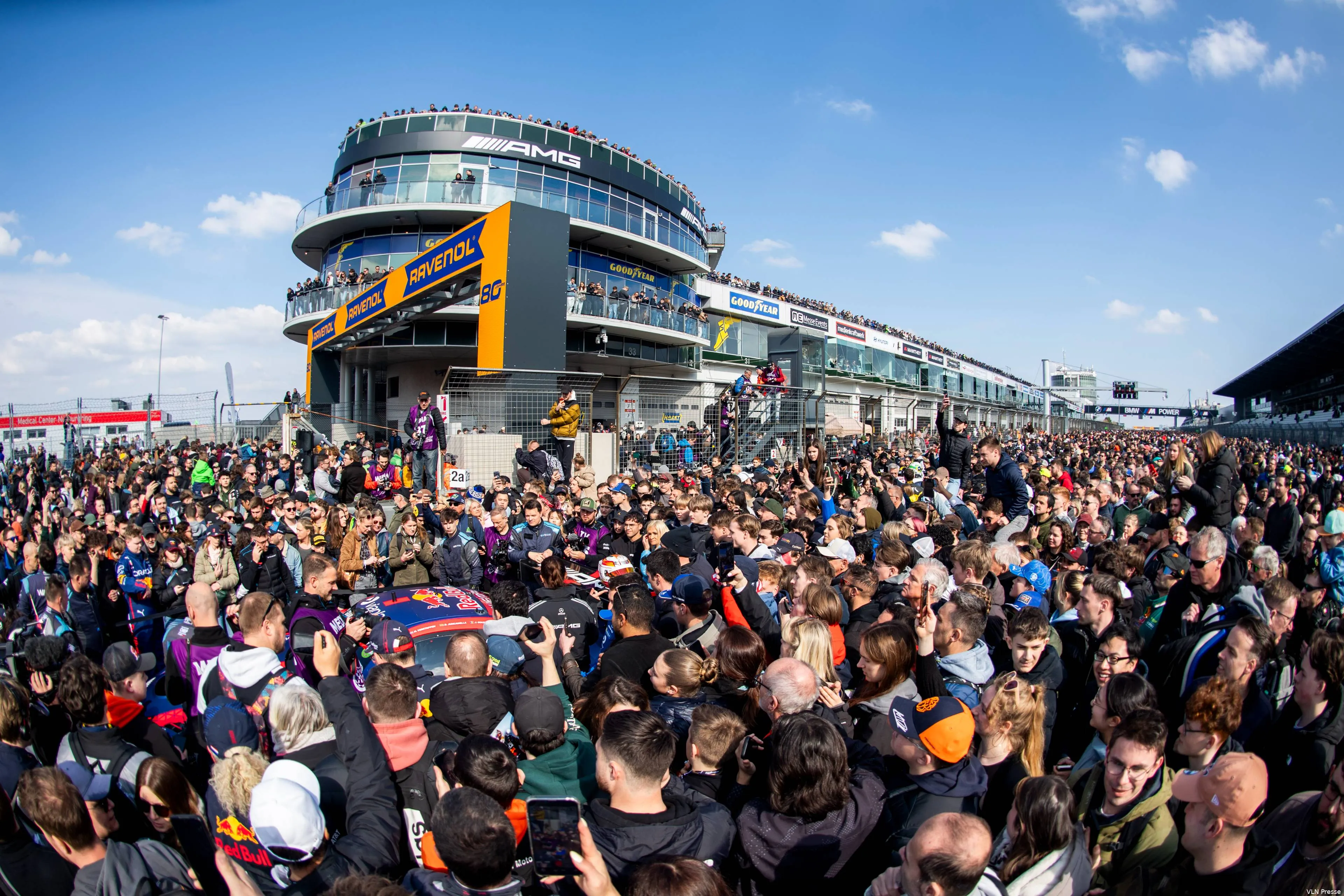 max-verstappen-franz-hermann-gt3-mercedes-amg-nls2-nurburgring-nordschleife-14-populair-fans