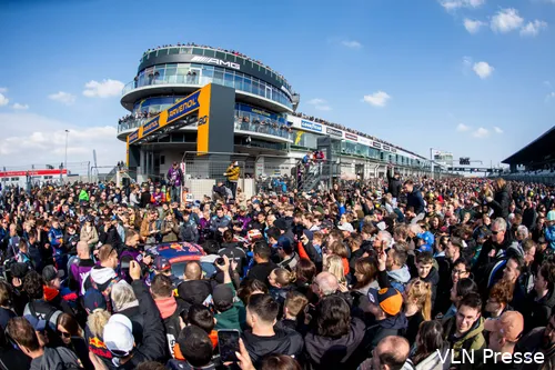 max-verstappen-franz-hermann-gt3-mercedes-amg-nls2-nurburgring-nordschleife-14-populair-fans