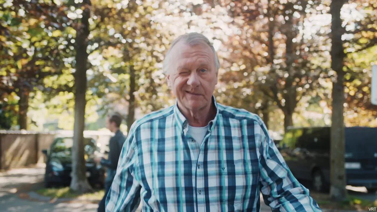 Frank in 'Thuis' met op de achtergrond de bekende Dreef in Ternat.&nbsp;