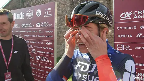 Demi Vollering pinkt de traantjes weg bij de start van de Strade Bianche