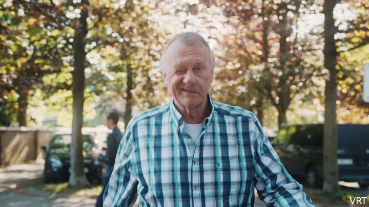 Frank in 'Thuis' met op de achtergrond de bekende Dreef in Ternat.&nbsp;