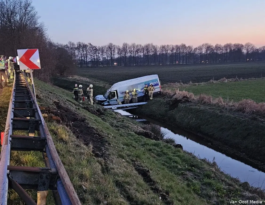 busje slaat over de kop 1